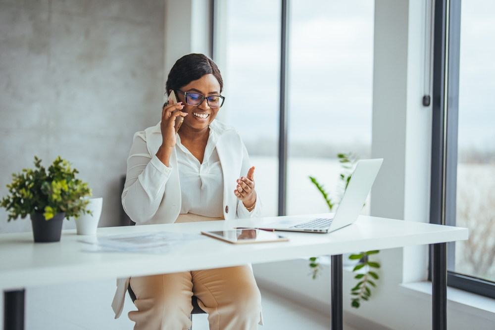 Gestionnaire au téléphone devant son ordinateur
